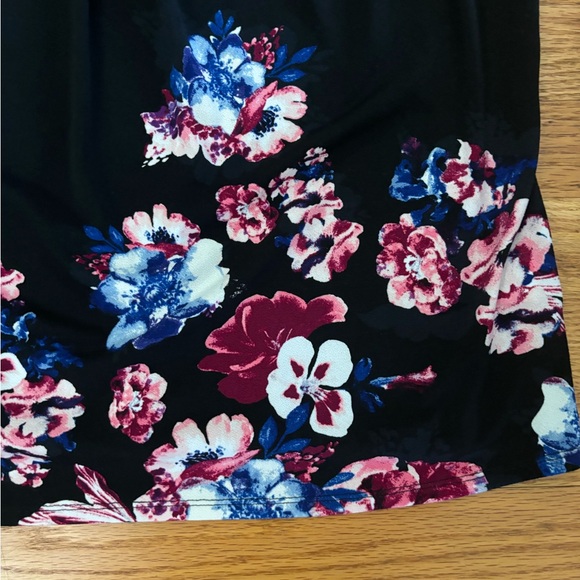 Elle Top Women’s Small Black Floral Multicolor Shirt Ruffled Neckline NWOT - Picture 6 of 8